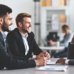 imagen para entrada de blog con ejecutivos trabajando con un crm (1)